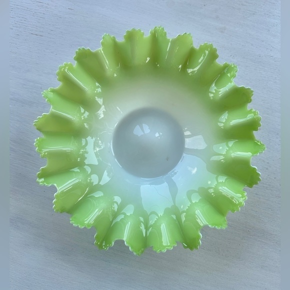 ANTIQUE VICTORIAN GLASS ROUND BRIDES BASKET WITH RUFFLED & CRIMPED RIM.